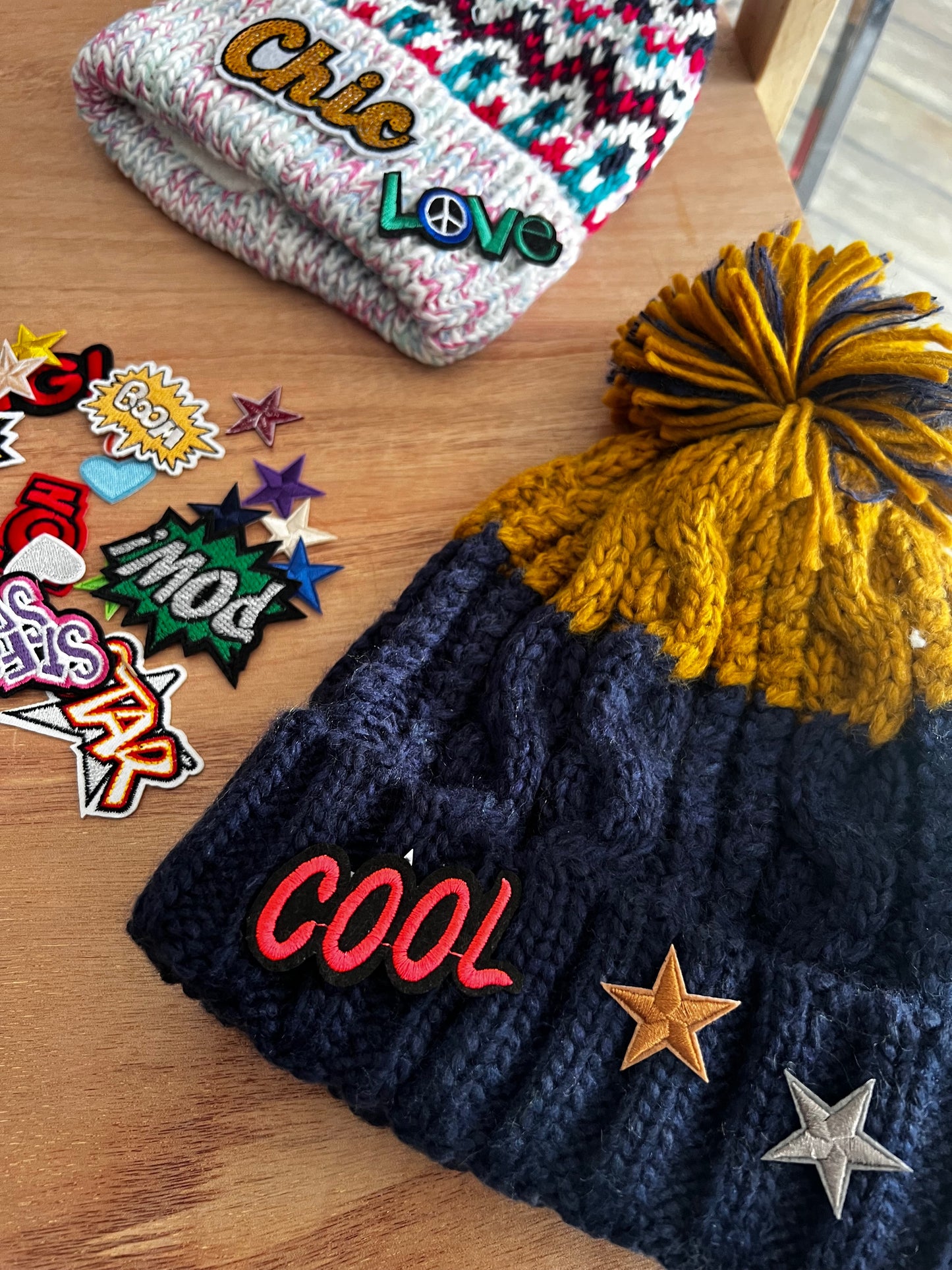 Berretto bicolore in maglia con Pon Pon